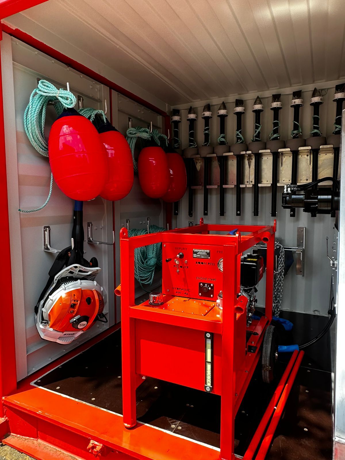 Interior de contenedor equipado para respuesta a derrames