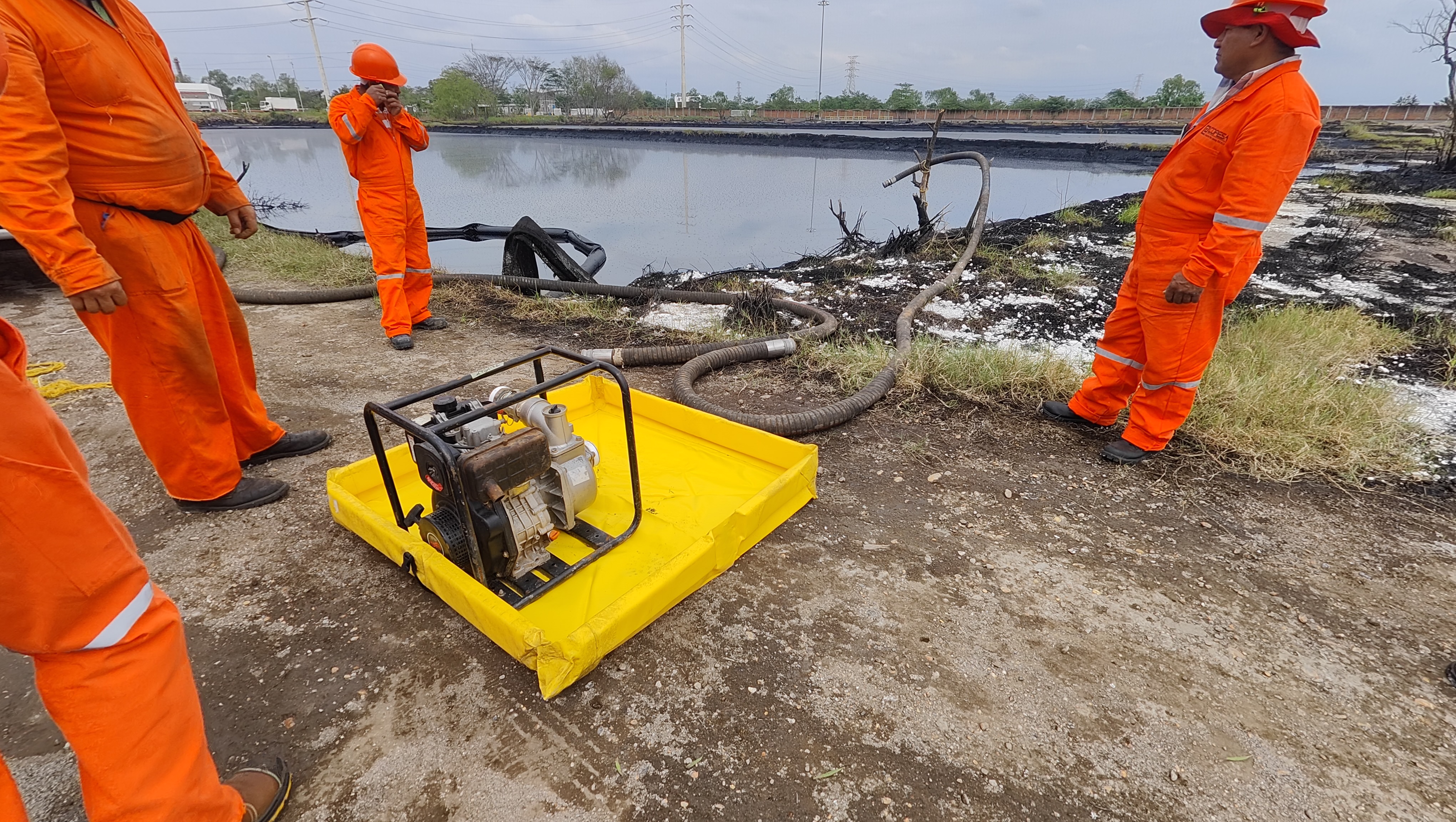 Operación de contención con equipo de bombeo