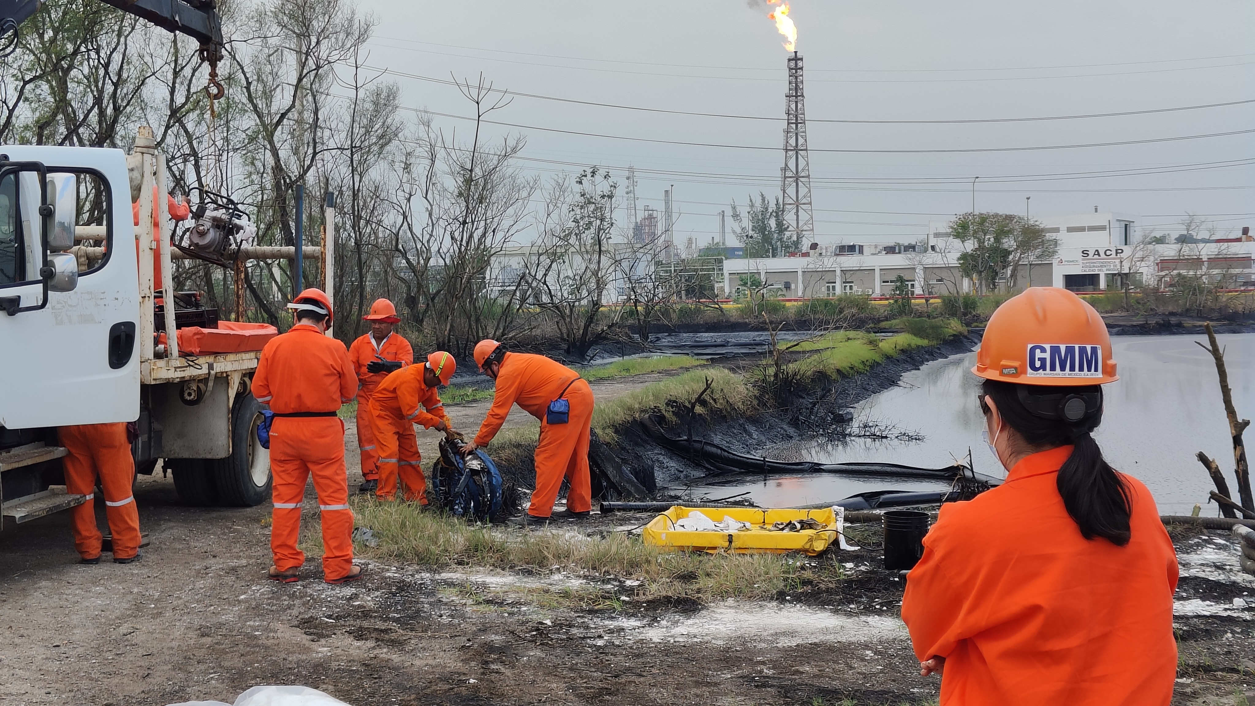 Equipo GMM en operación de contención de derrame en campo