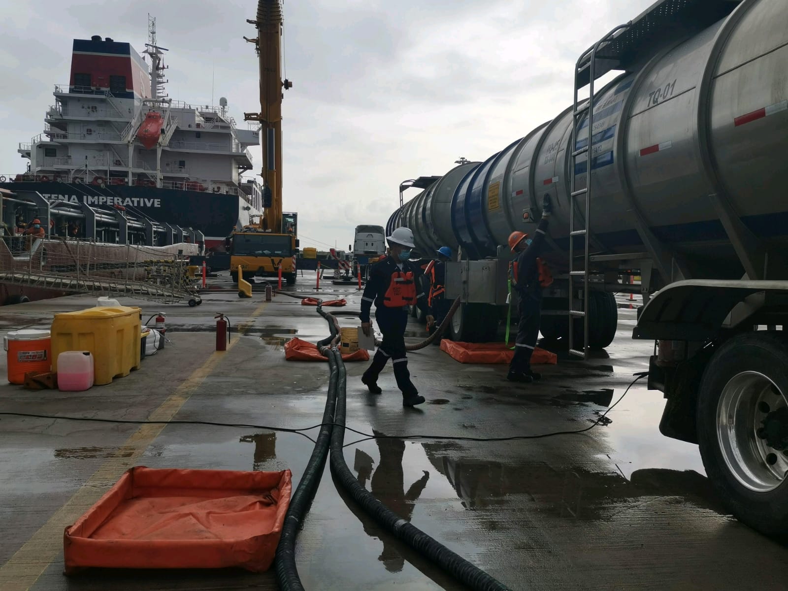 Alberca de contención GMM en operación portuaria