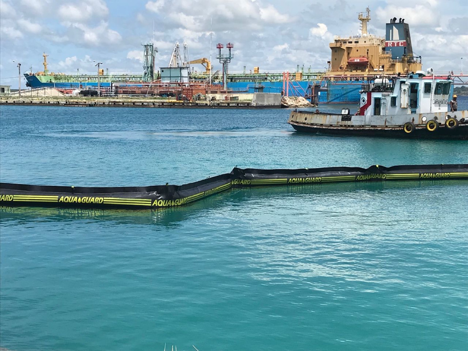 Barrera de contención desplegada en puerto